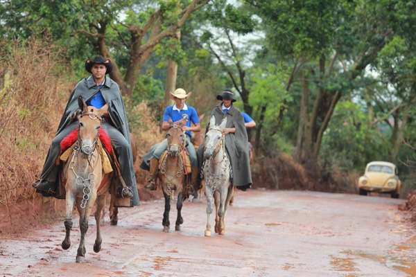 Romeiros tiveram como ponto de partida Ibiraci, em Minas Gerais. Próximos 11 dias eles estarão na estrada com destino a Aparecida